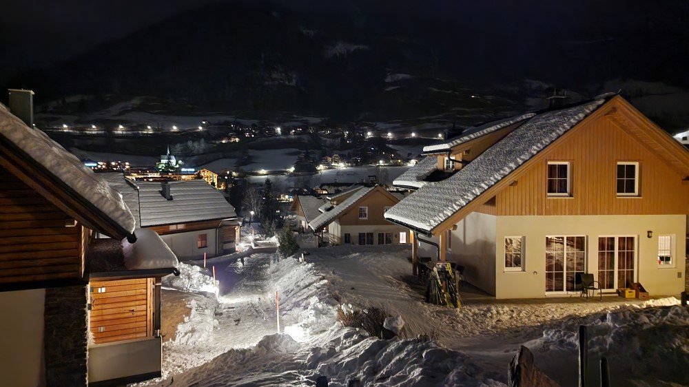 Landal Alpen Chalets Bad Kleinkirchheim in de avond.